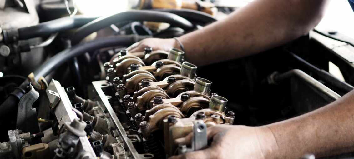Remplacer un moteur de voiture