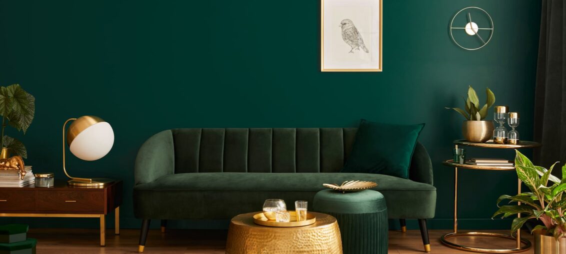 Pièce avec peinture intérieure vert sapin profond