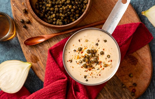 plats culinaires posés sur une table